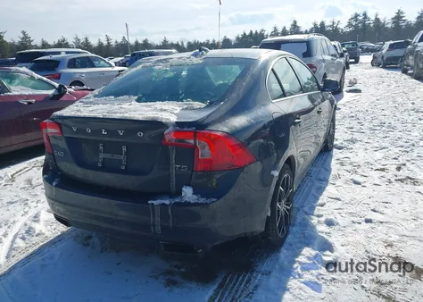 2015 Volvo S60 T5 Premier z USA, uszkodzony, nr VIN YV126MFK4F1337856